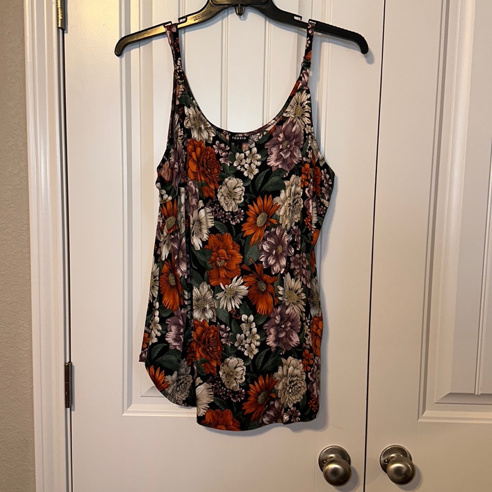 Size 2 torrid floral tank with adjustable straps. Excellent used condition.